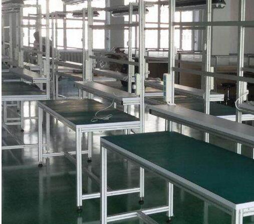 防靜電工作臺(tái)主體框架一般采用鋁型材，臺(tái)面則采用防靜電防火板或防靜電臺(tái)墊